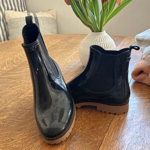 Vince Black Patent Chelsea Rain Boots with Brown Lug Sole Sz 8